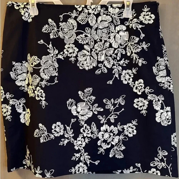 Talbots Dresses & Skirts - Talbots Size 14 Navy White Floral Stretch Cotton Women's A Line Skirt EUC